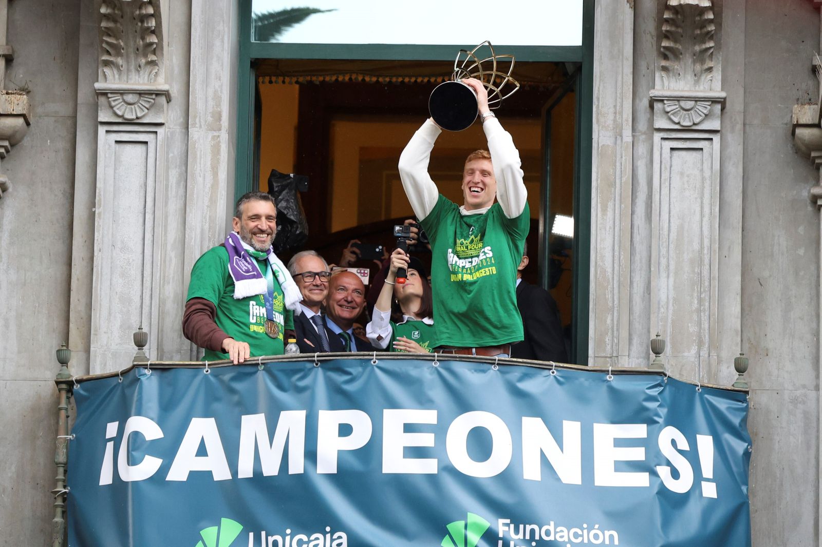El Unicaja celebra en las calles de Málaga el título de la BCL