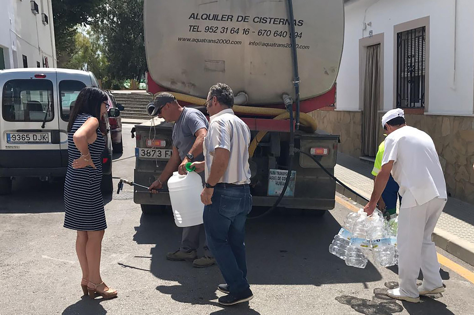 Imagen de archivo de un camión cisterna abasteciendo de agua a vecinos.