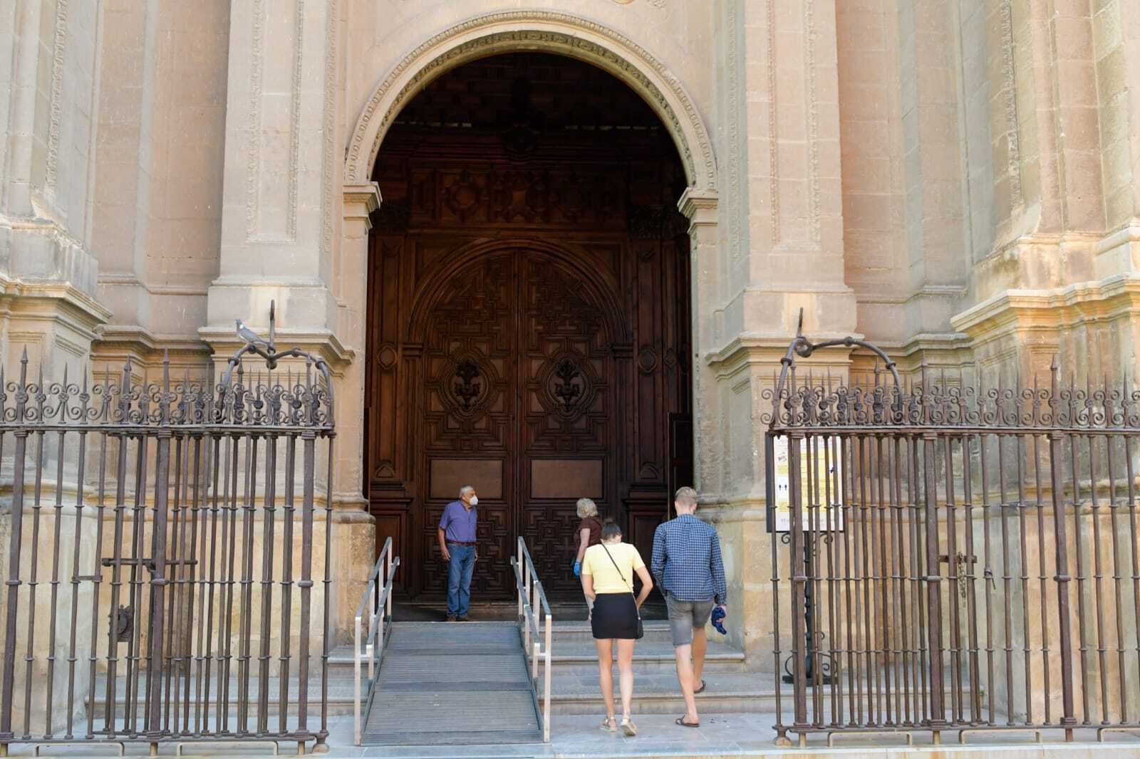 Fotos: La Catedral de Granada vuelve a celebrar misa