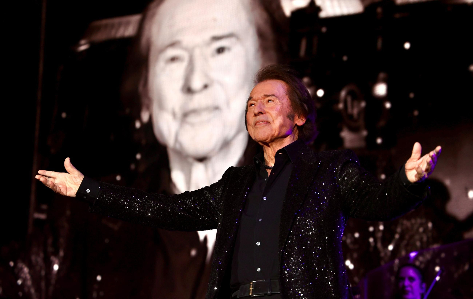 Raphael, en un momento de su concierto en Sevilla.