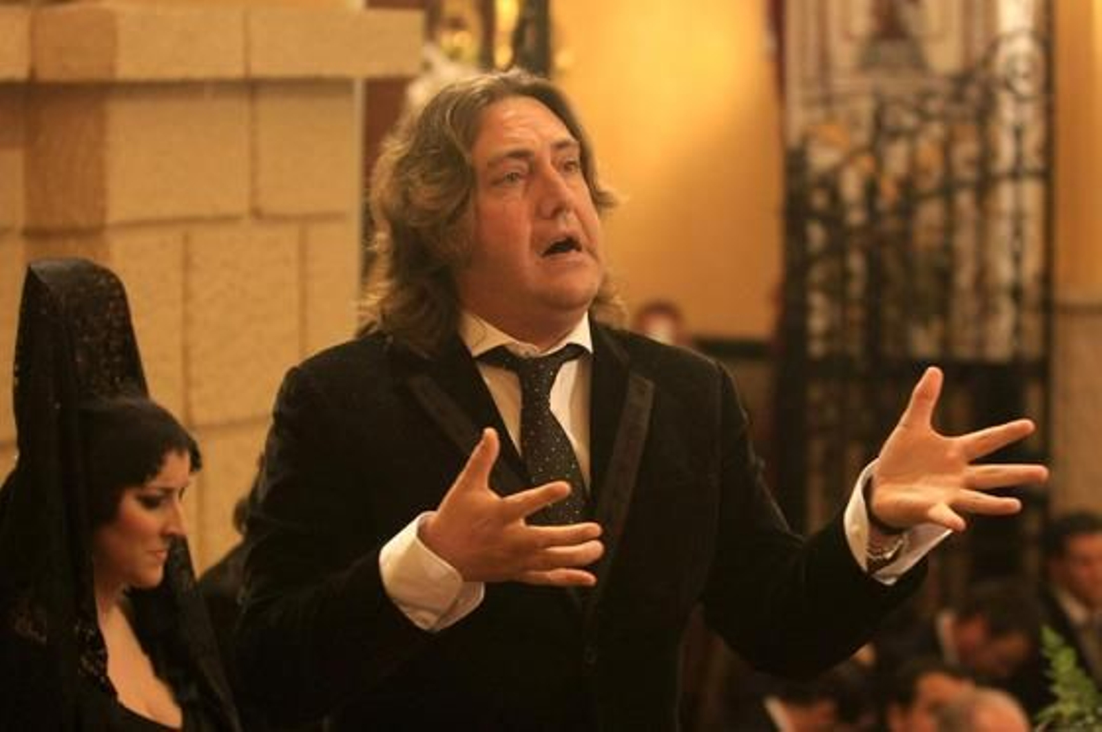 Arcángel, Argentina y Pepe 'El Marismeño' cantan la disertación del jefe de Cultura de 'Huelva Información', Eduardo Sugrañes. / Alberto Domínguez