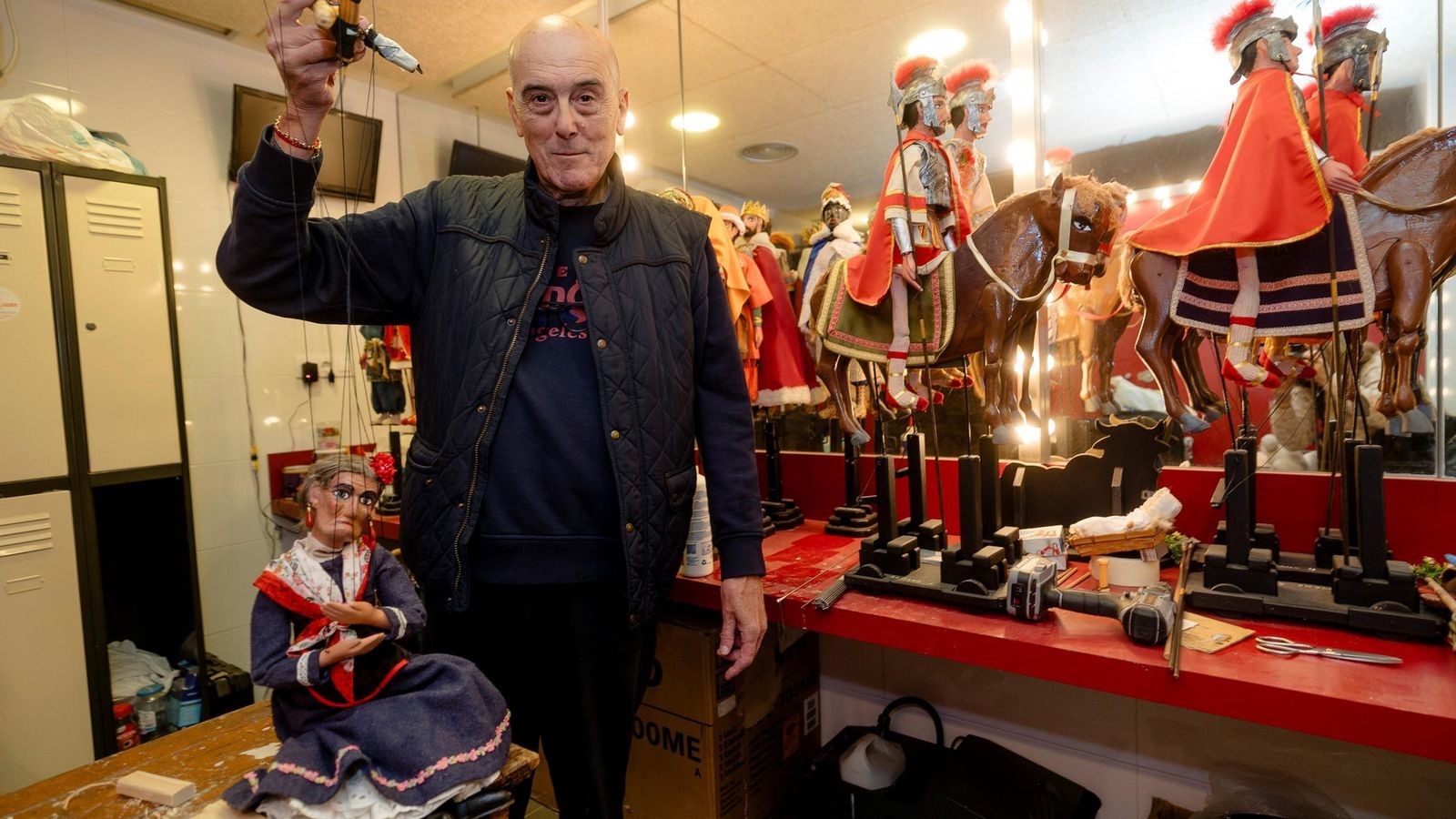 Pepe Bablé, director de la compañía, sostiene mediante la percha al muñeco de la Tía Norica, en una imagen tomada en un camreino del Teatro del Títere.