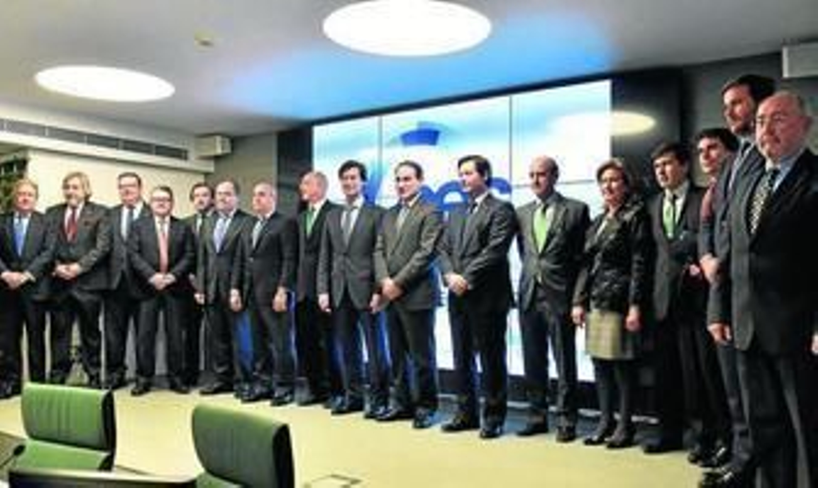 El presidente de la CEA, en el centro, junto al reelegido Miguel Rus y su equipo al frente de la CES.