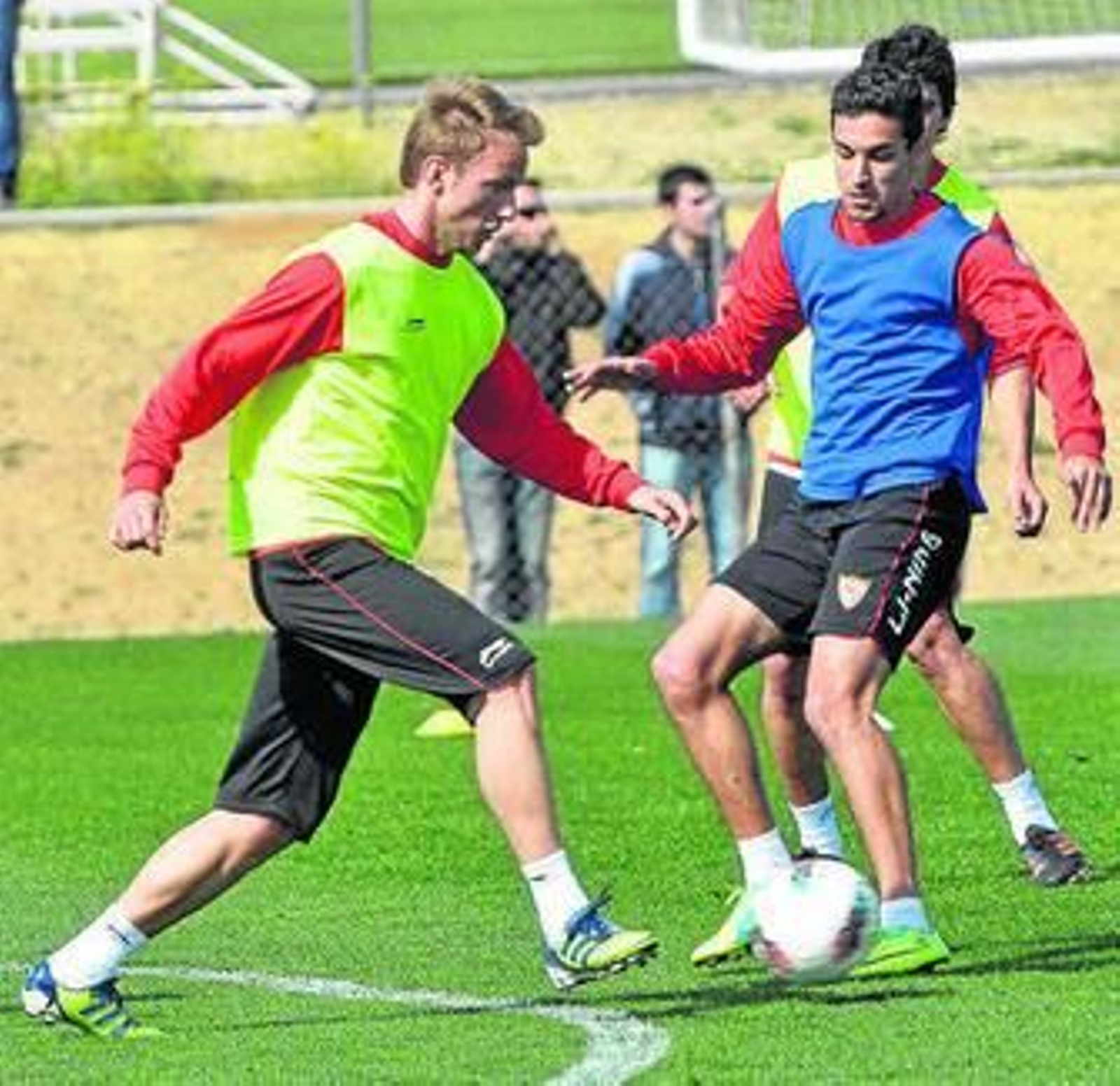 Rakitic avanza ante Jesús Navas en uno de los ensayos de ayer.