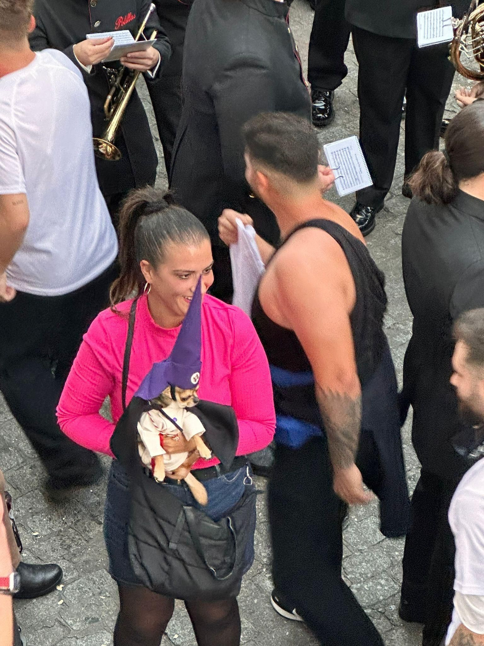 Un perro vestido de penitente.