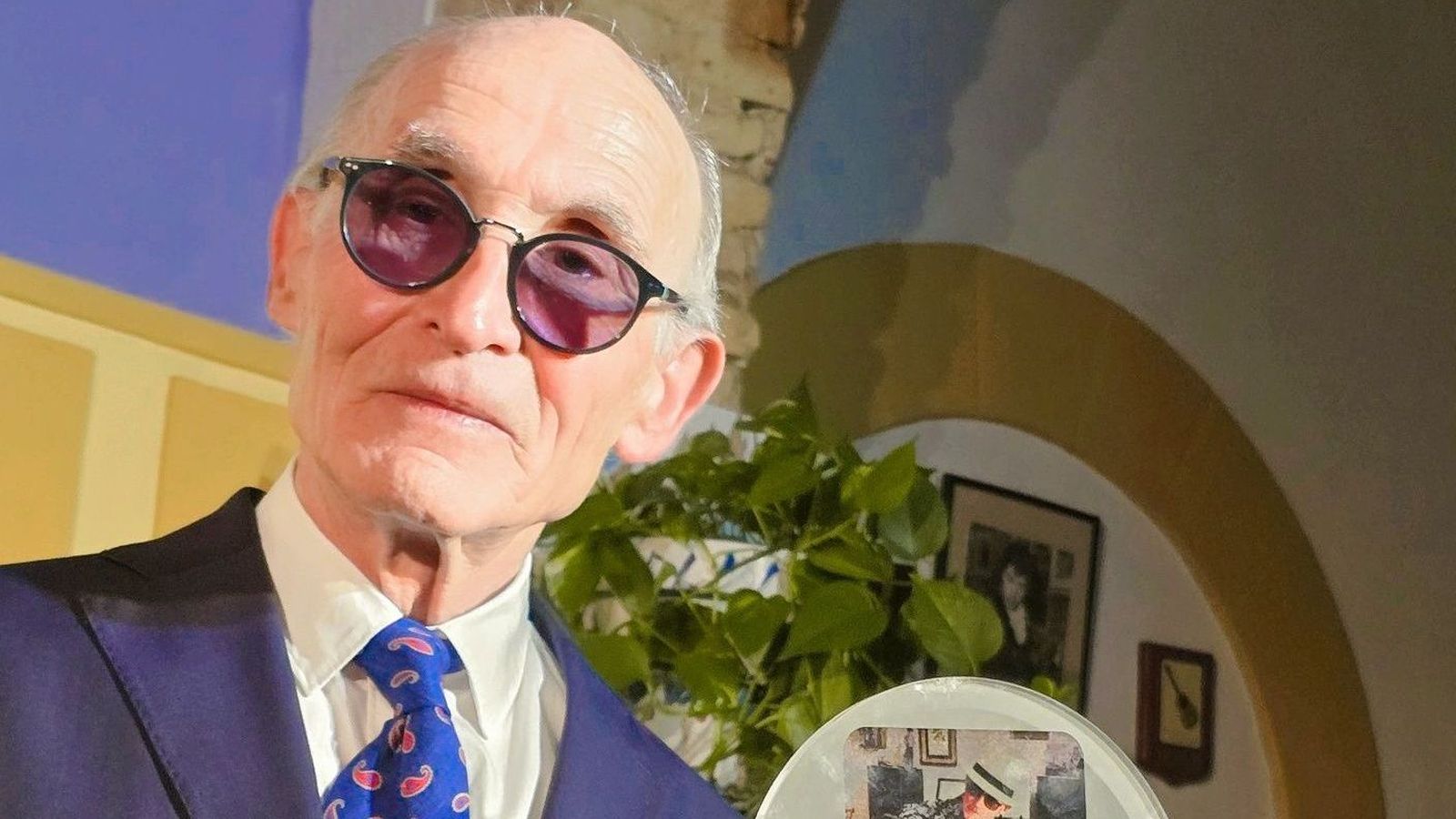 Antonio Villar, en el momento de recoger el premio.