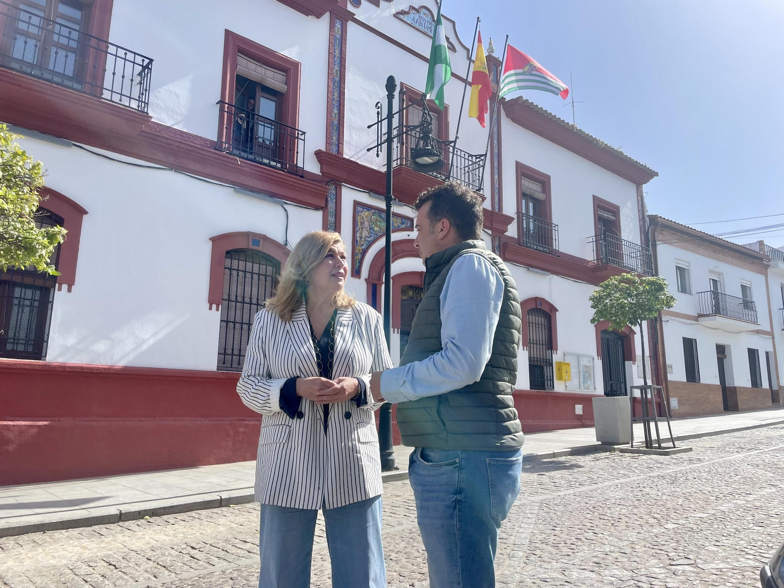 Berta Centeno y el portavoz del PP en el ayuntamiento de la Puebla de Guzmán, José Tomás Paulino.