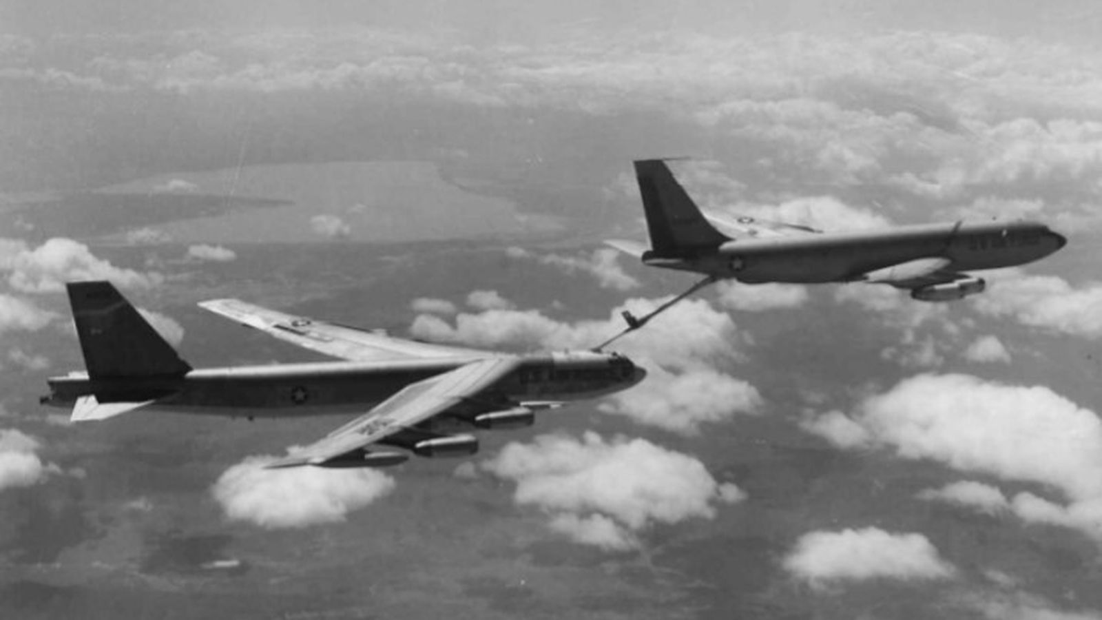 Un B-52 en plena misión de largo alcance recibe combustible de un KC-135 Stratotanker, la misma combinación de aeronaves que protagonizó el accidente nuclear de Palomares.