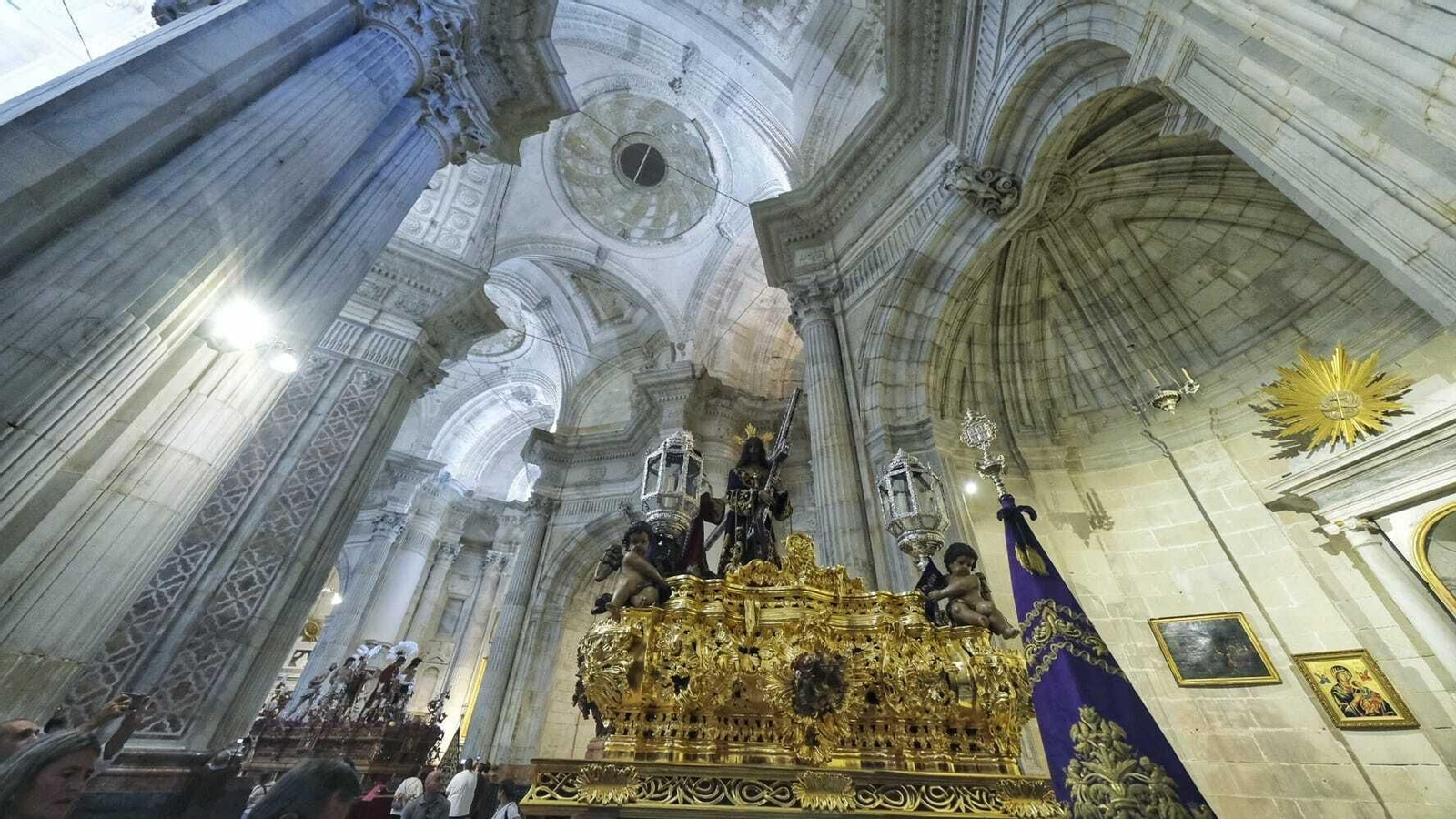 Magna Cádiz 2022: Lleno en la Catedral de Cádiz para ver los 17 pasos