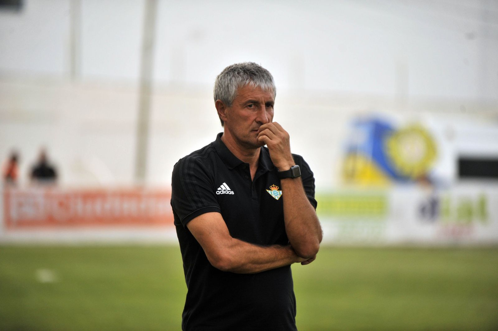 Quique Setién, pensativo durante el partido ante el Arcos.