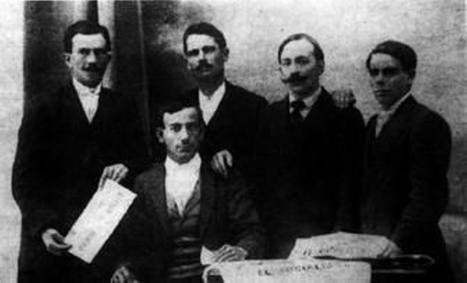 1. El comité de huelga en octubre de 1913: Martín Moreno, Antonio Vázquez, Félix Lunar, Eladio Fernández Egocheaga y Rafael Ramos. 2. Walter Browing el virrey de Huelva, director de la RTC. 3. Los mineros recogen las ayudas recibidas para continuar la huelga (Foto: Calle). 4. Mitin en la plaza de toros de Huelva de Facundo Perezagua, presidente nacional de la Federación de Obreros Mineros. 5. Las huelgas continúan en 1917, la prensa las califica de trágicas.  6. Se habla de los niños hambrientos de Riotinto.