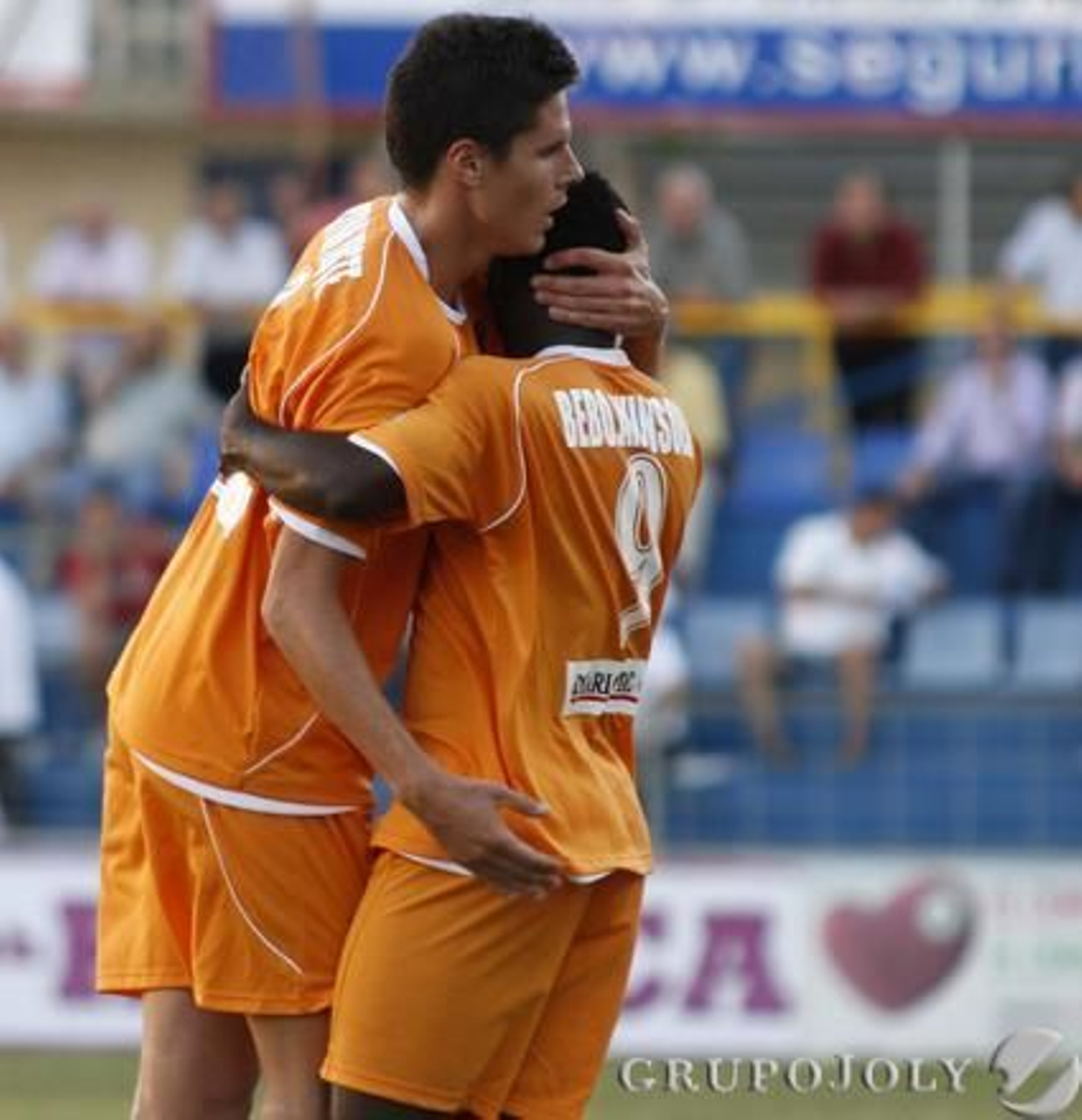 Yuste abraza a Akinsola tras su tanto. 

Foto: LOF