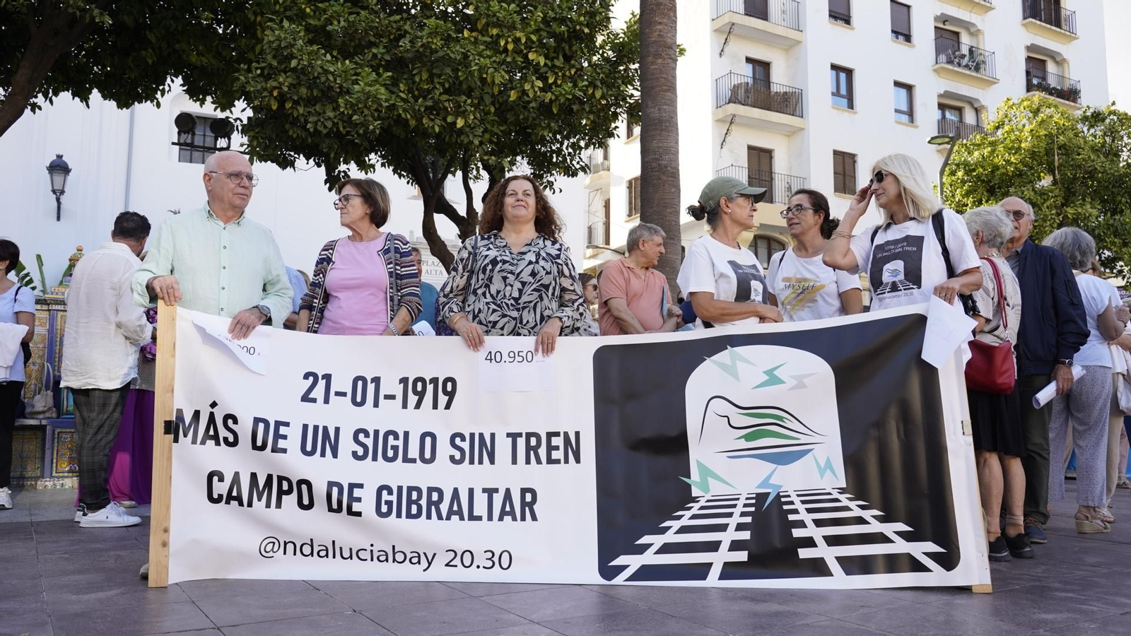 Fotos de la manifestación de la plataforma "Un siglo sin tren" en la plaza alta de Algeciras.