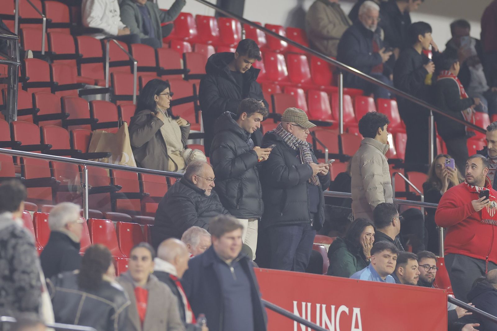 Búscate en las fotos del Sevilla - Celta