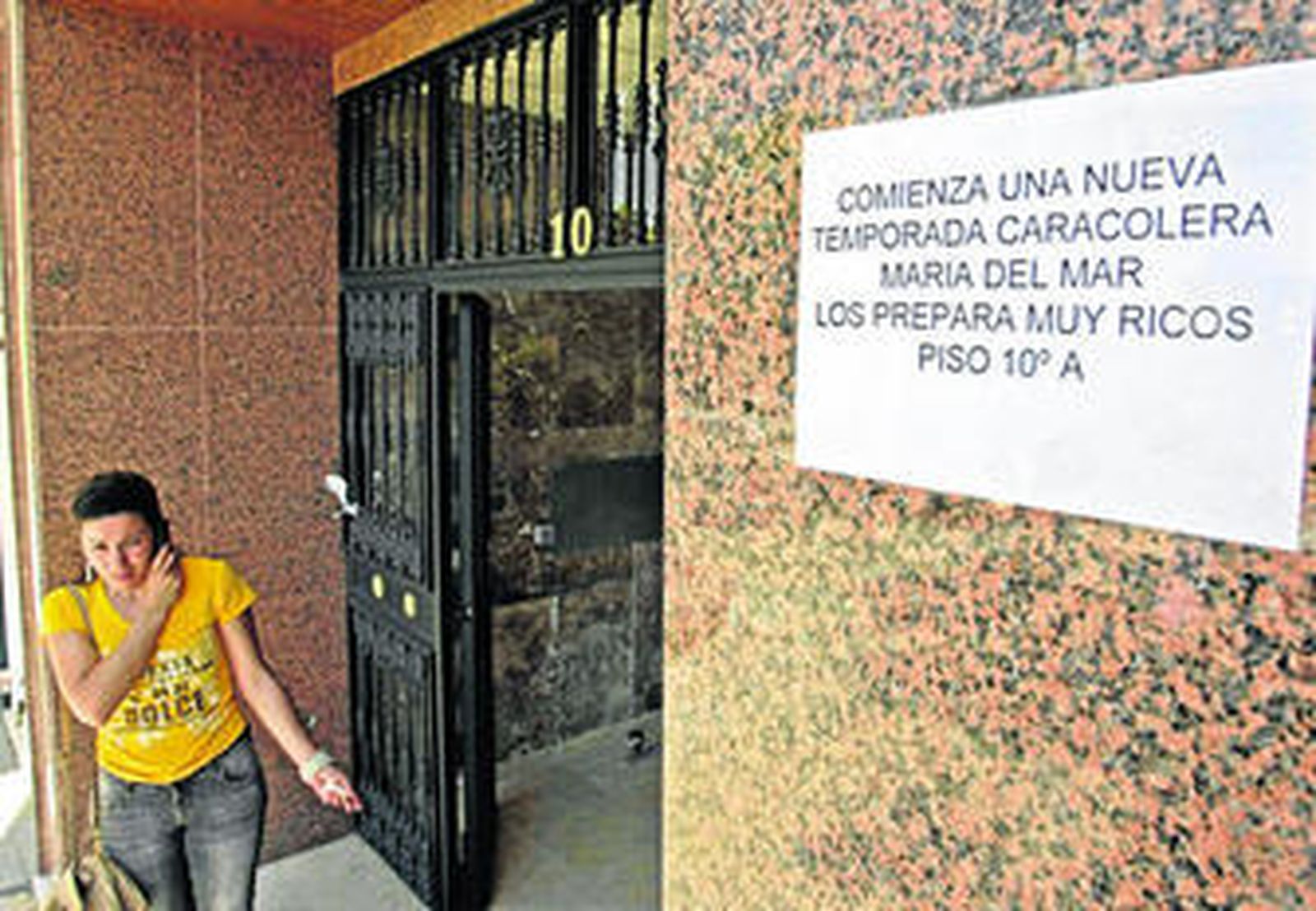 Portal de la casa donde vivía la mujer asesinada ayer en Algeciras.