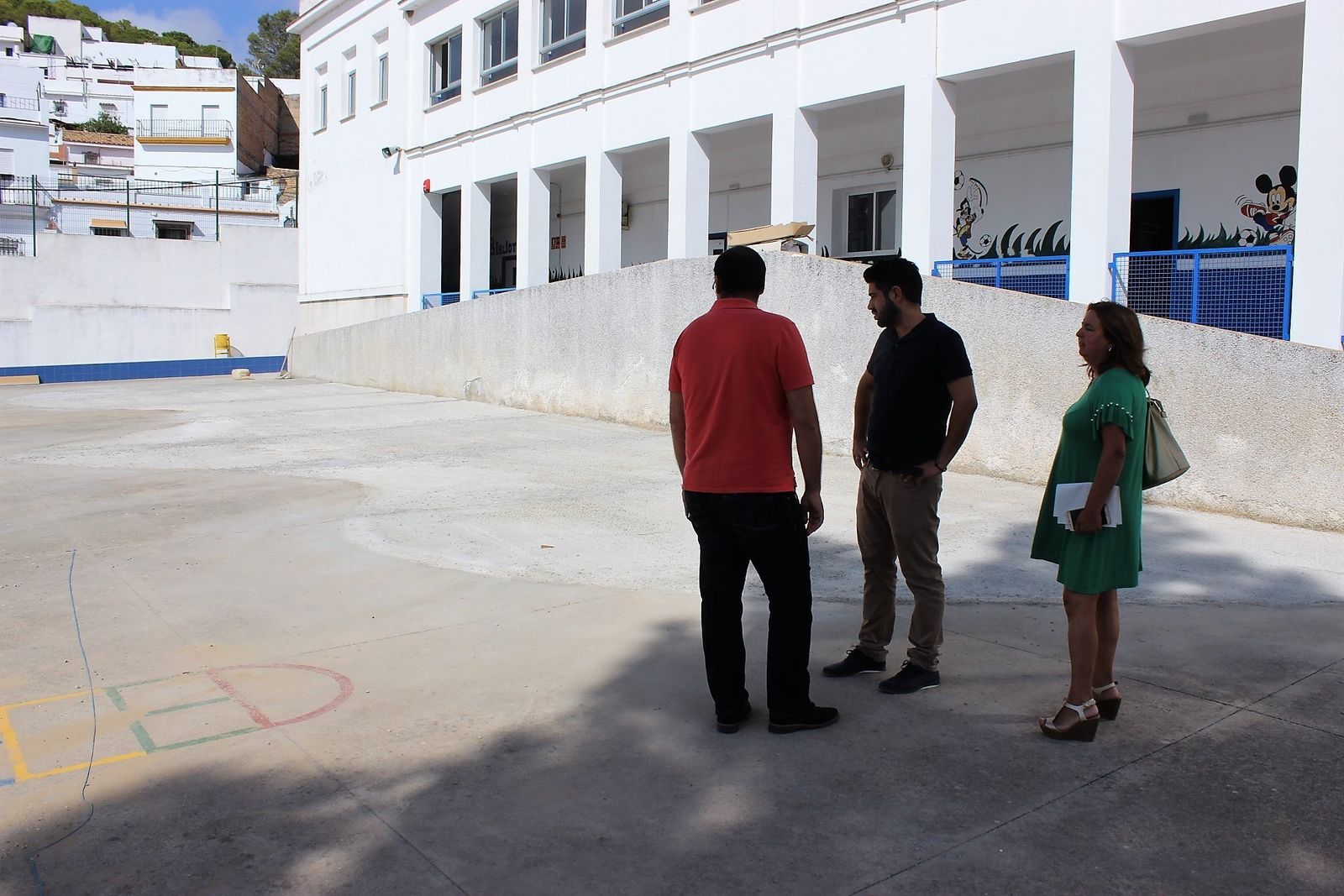 El alcalde de la localidad, acompañado de varios concejales, visita el centro educativo.