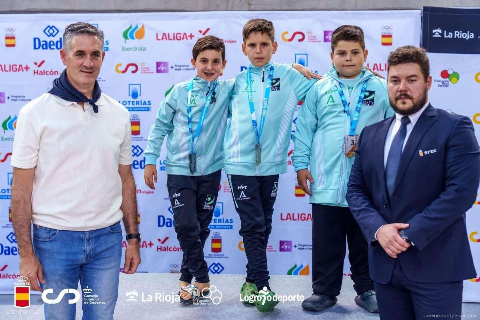 Podio de la I Copa Internacional de Para-Kárate con el roquetero subido en el tercer cajón con su medalla de bronce.