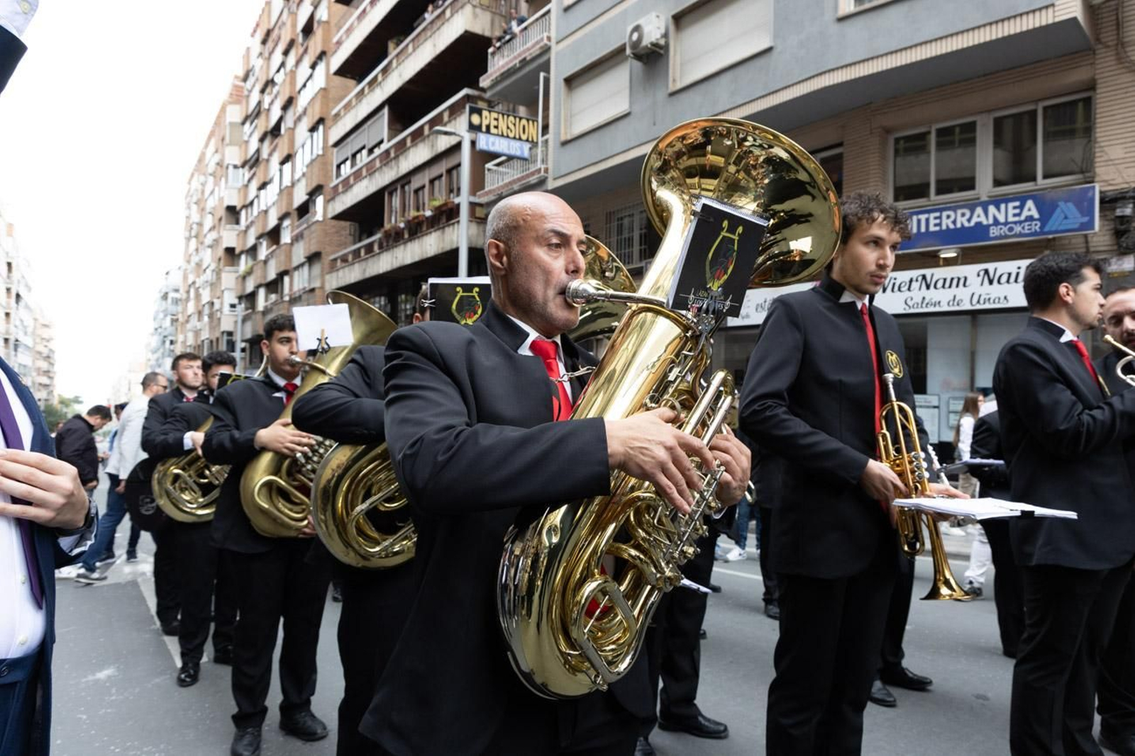Los jiennenses se echan a la calle para presenciar la primera de las procesiones de la jornada: la Borriquilla (I)