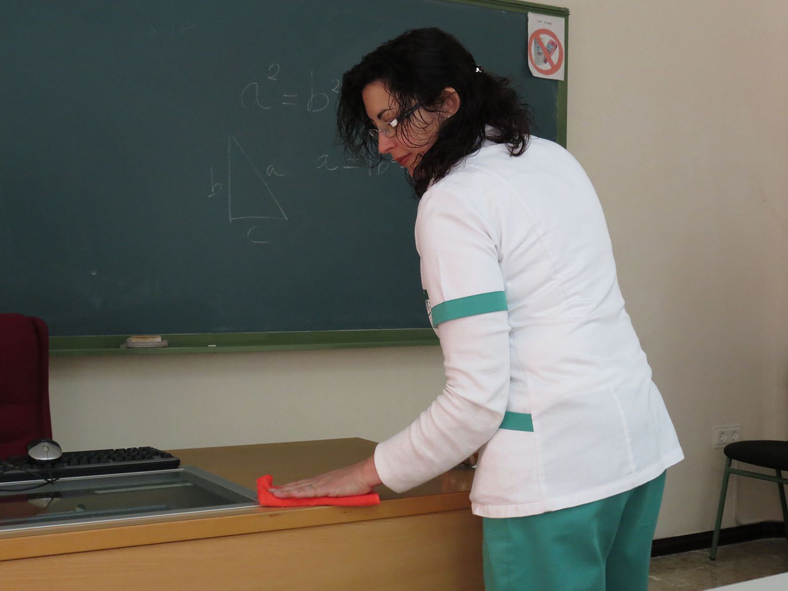 Imagen de archivo de una trabajadora del sector de la limpieza.