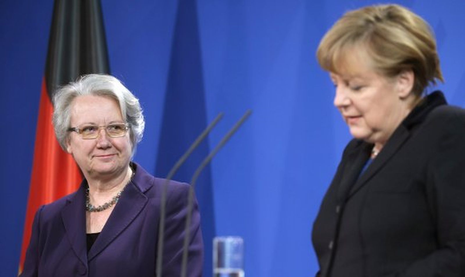 Dimite la ministra alemana de Educación acusada de plagio en su tesis doctoral