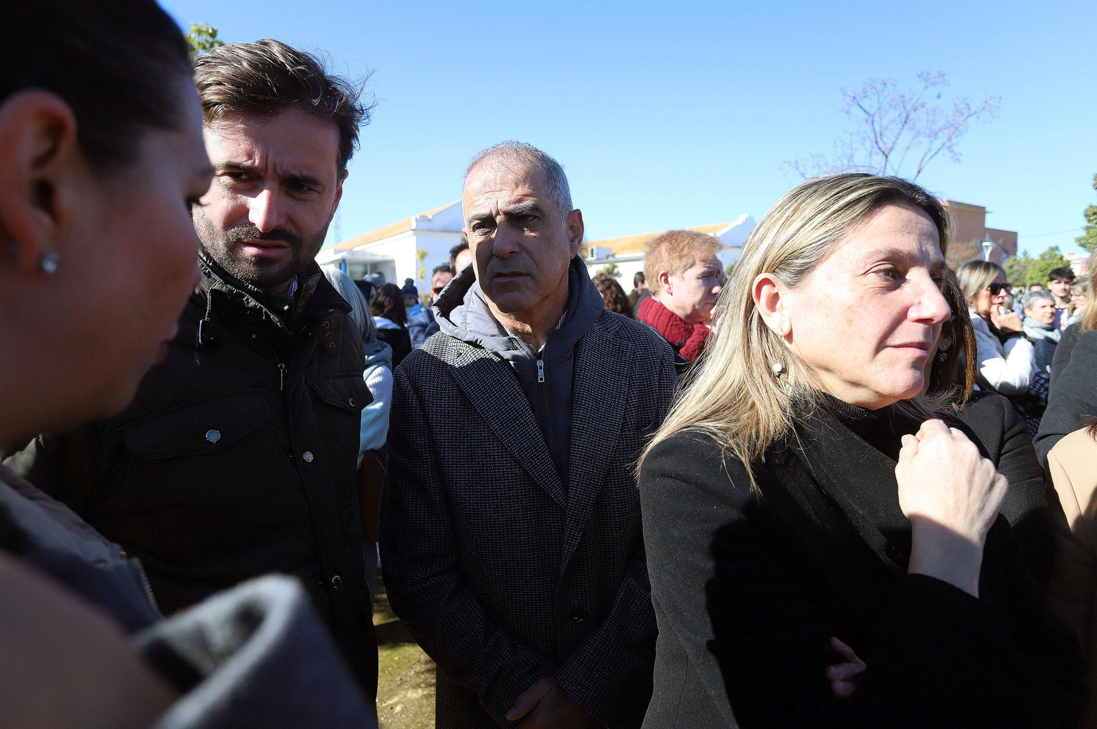 Imágenes del minuto de silencio guardado en la Universidad de Huelva en memoria de los estudiantes fallecidos en el incendio