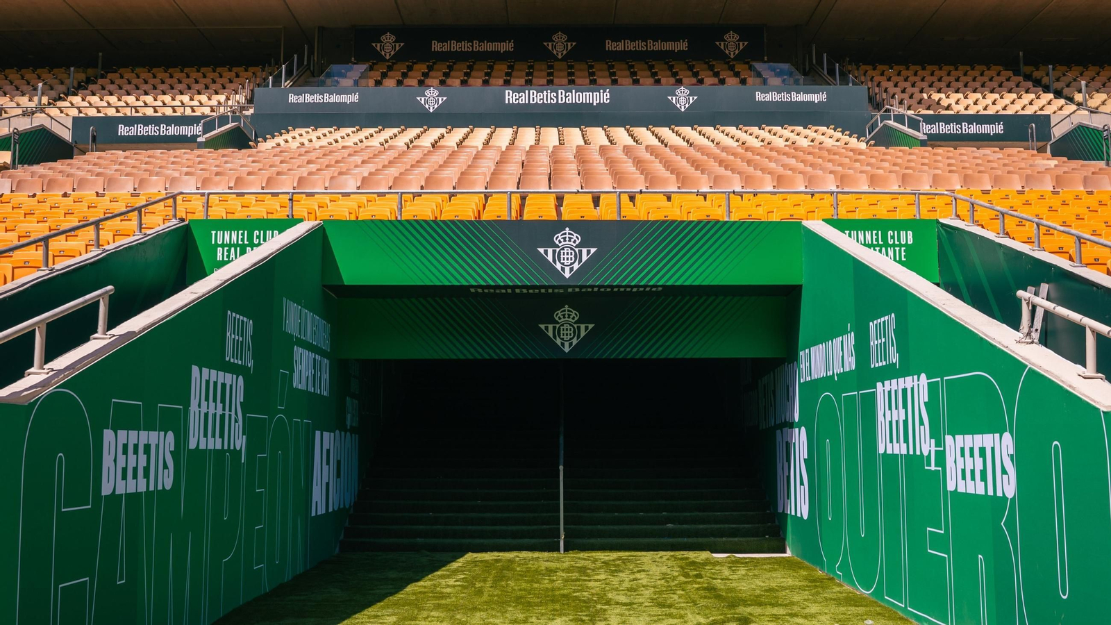El estadio de La Cartuja, engalanado para recibir al Betis