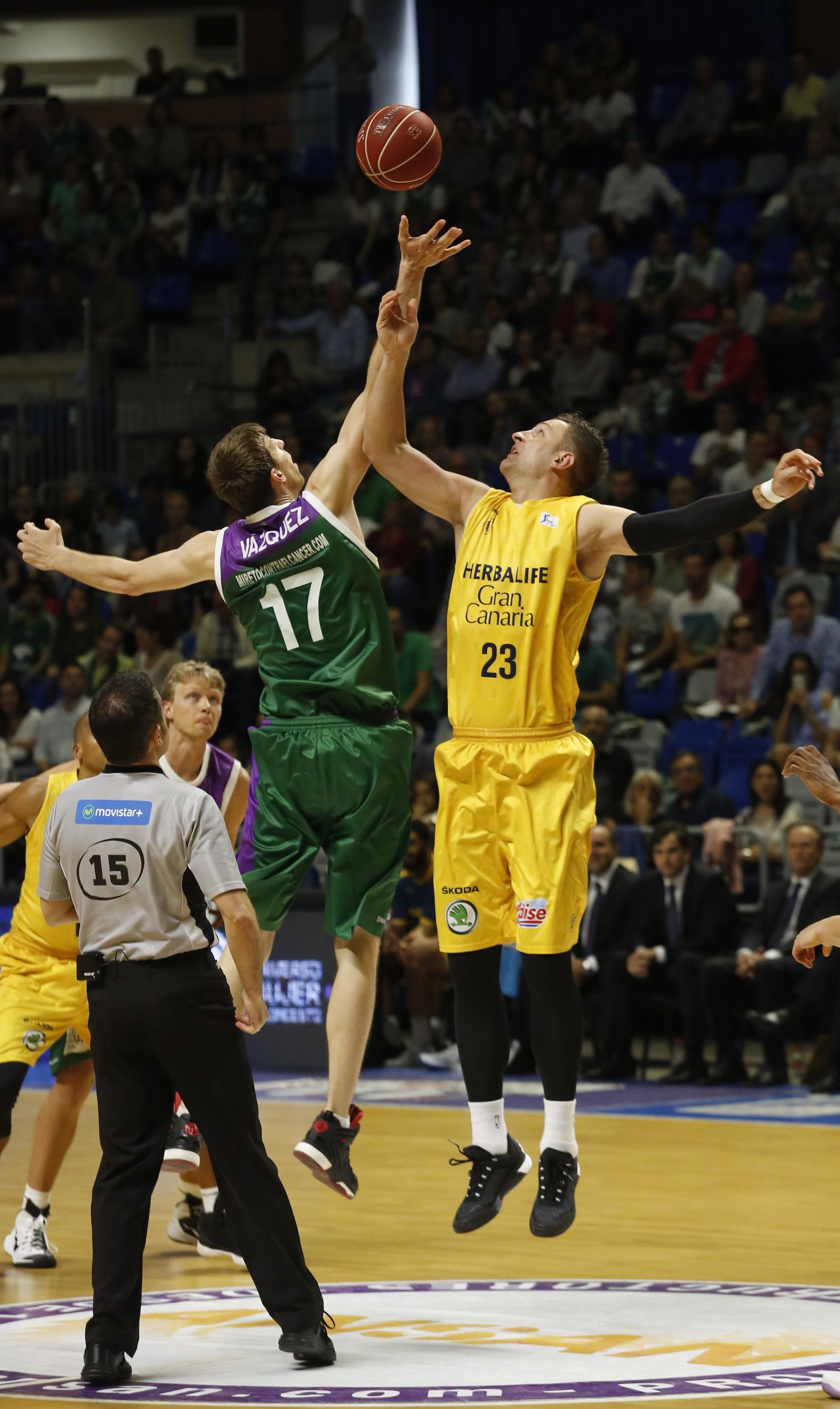 Alen Omic lucha un saque con Fran Vázquez la temporada pasada.