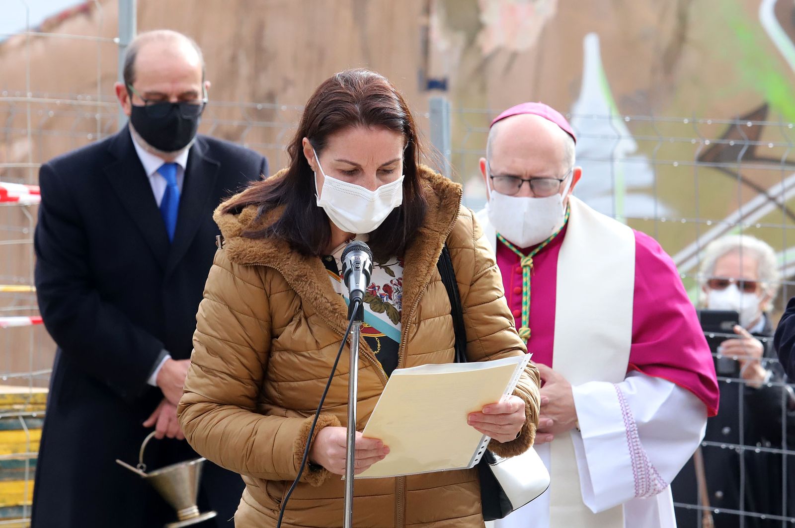 El Obispo de Huelva, Santiago Gómez, coloca la primera piedra de la nueva parroquia de Cristo Sacerdote, en imágenes