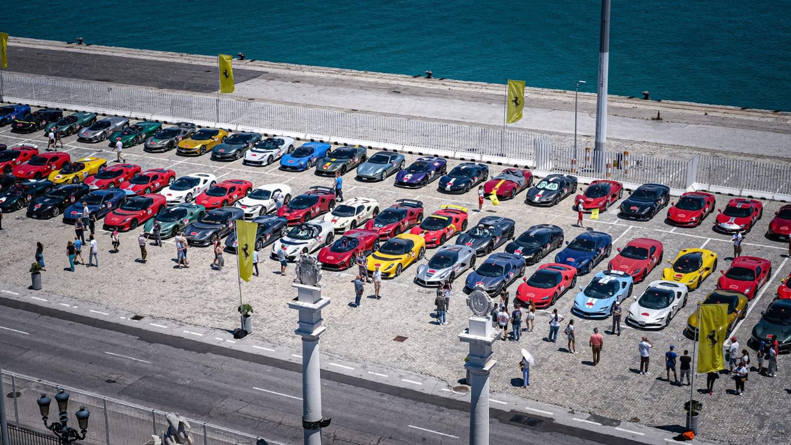Otra imagen de la concentración de Ferraris en el Puerto de Cádiz.