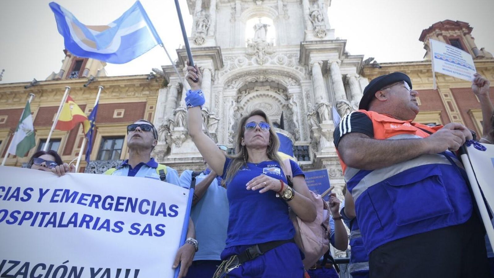 Profesionales sanitarios del servicio de urgencias y emergencias  extrahospitalarias durante la marcha en Sevilla.