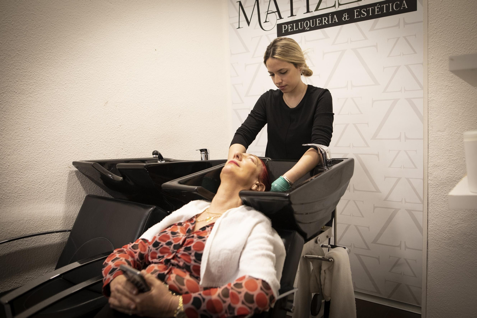 Una empleada de una peluquería en la capital.