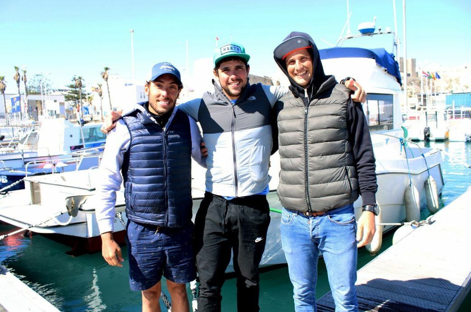 Los tres nadadores españoles, juntos en Tarifa.