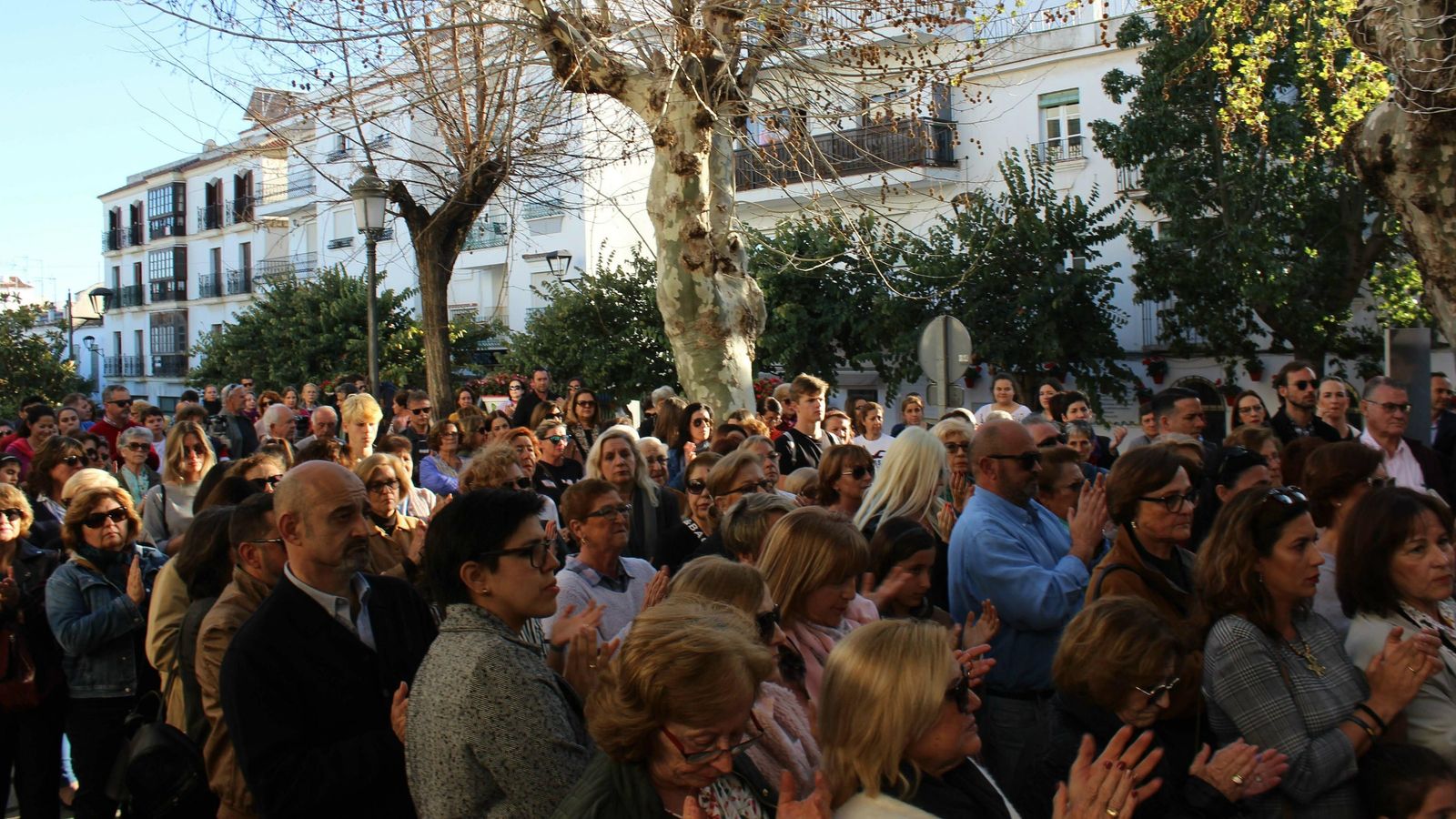 Alrededor de 200 personas asistieron al minuto de silencio convocado por el Ayuntamiento de Estepona. Alrededor de 200 personas asistieron al minuto de silencio convocado por el Ayuntamiento de Estepona.