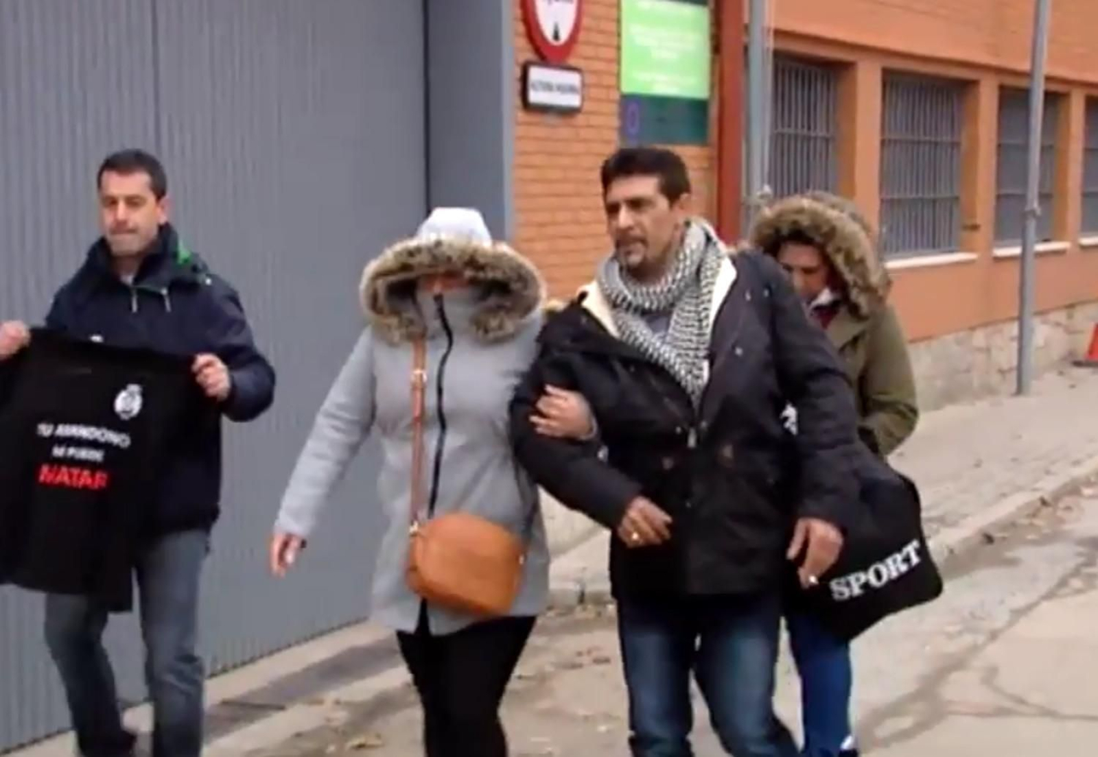 Luciano Montoya en la entrada de la cárcel de Ocaña.