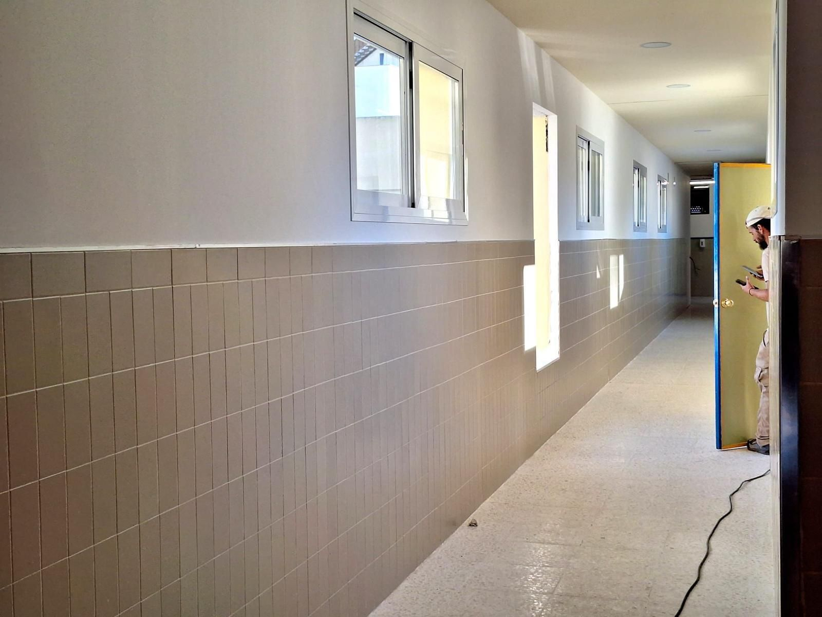 Un operario realizando trabajos de mejora en un centro educativo. Un operario realizando trabajos de mejora en un centro educativo.