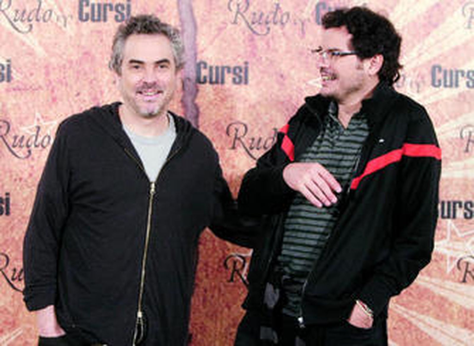 El director (d), durante la presentación, junto a su hermano Alfonso.