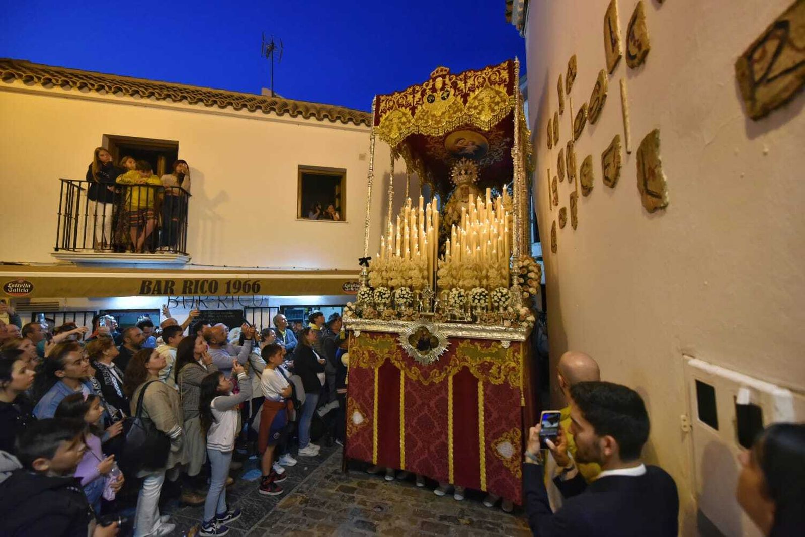 La Virgen del Rosario, por las estrechas calles de Tarifa.