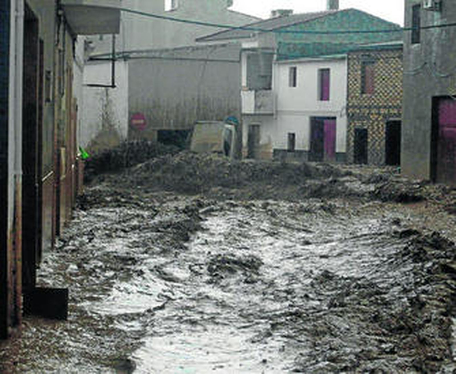 Una de las calles de Algámitas totalmente anegada por las fuertes lluvias del pasado miércoles.