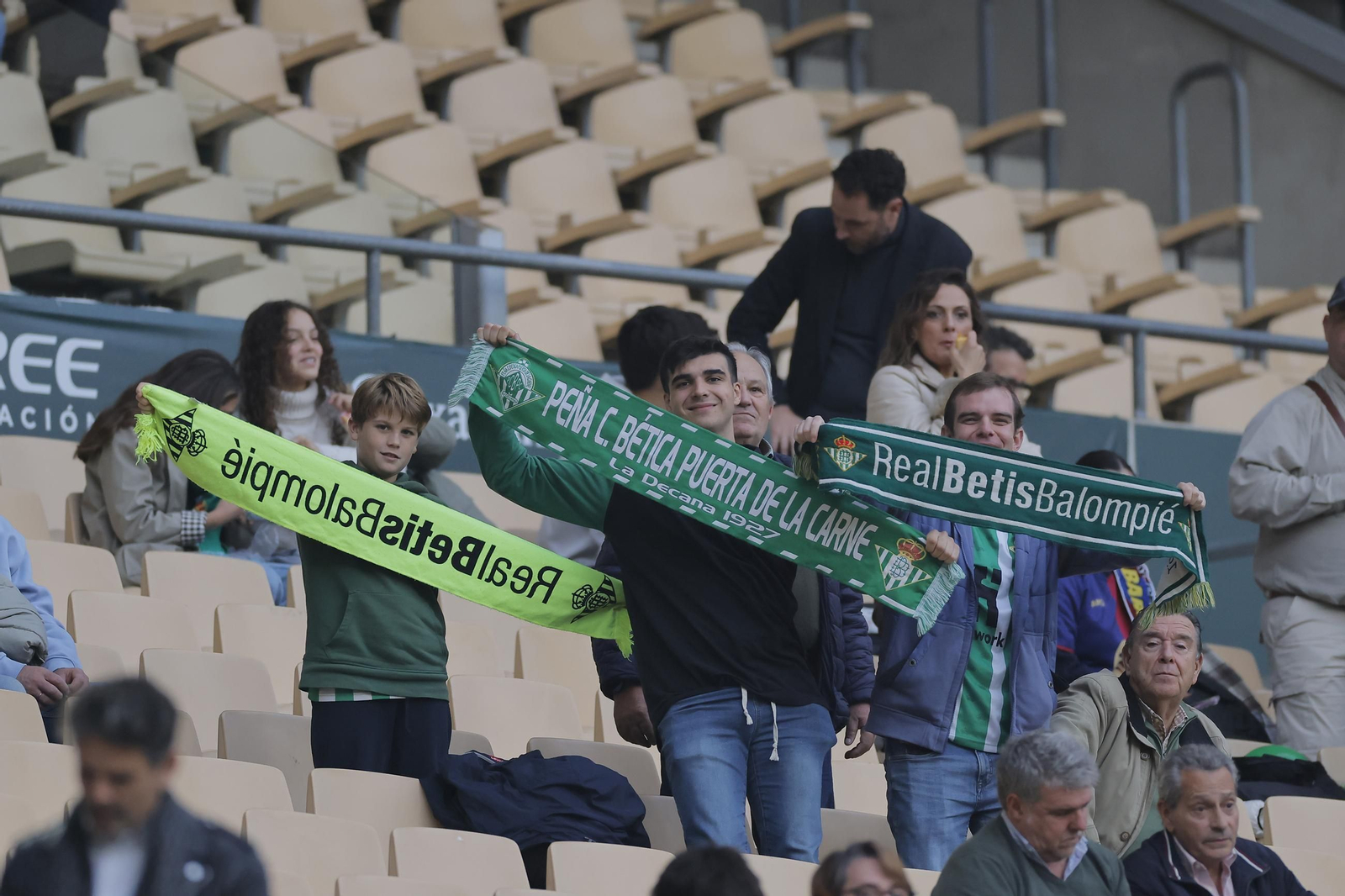 Búscate en las fotos del Betis - Barcelona