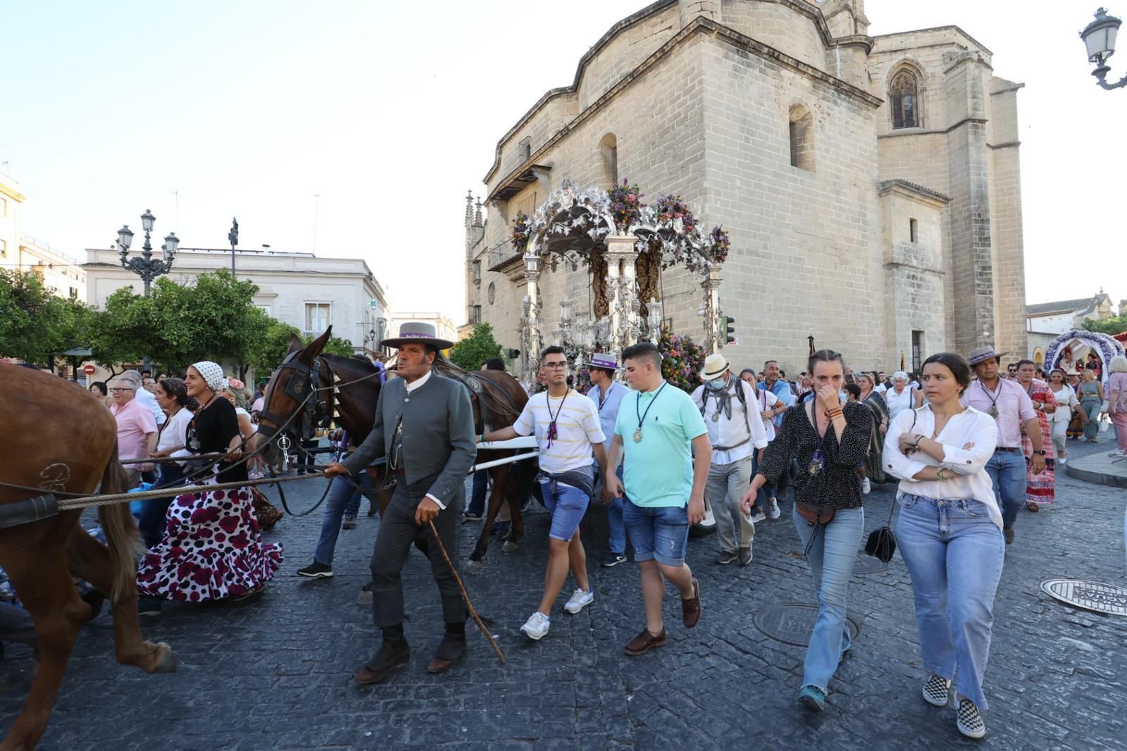 La Hermandad del Rocío de Jerez, entrando en la ciudad en su regreso