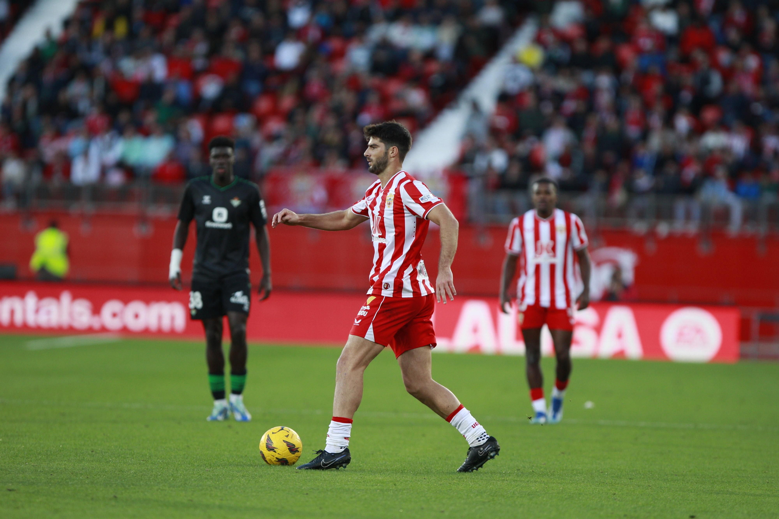 Imágenes del partido de fútbol U.D. Almería-Real Betis Balompié