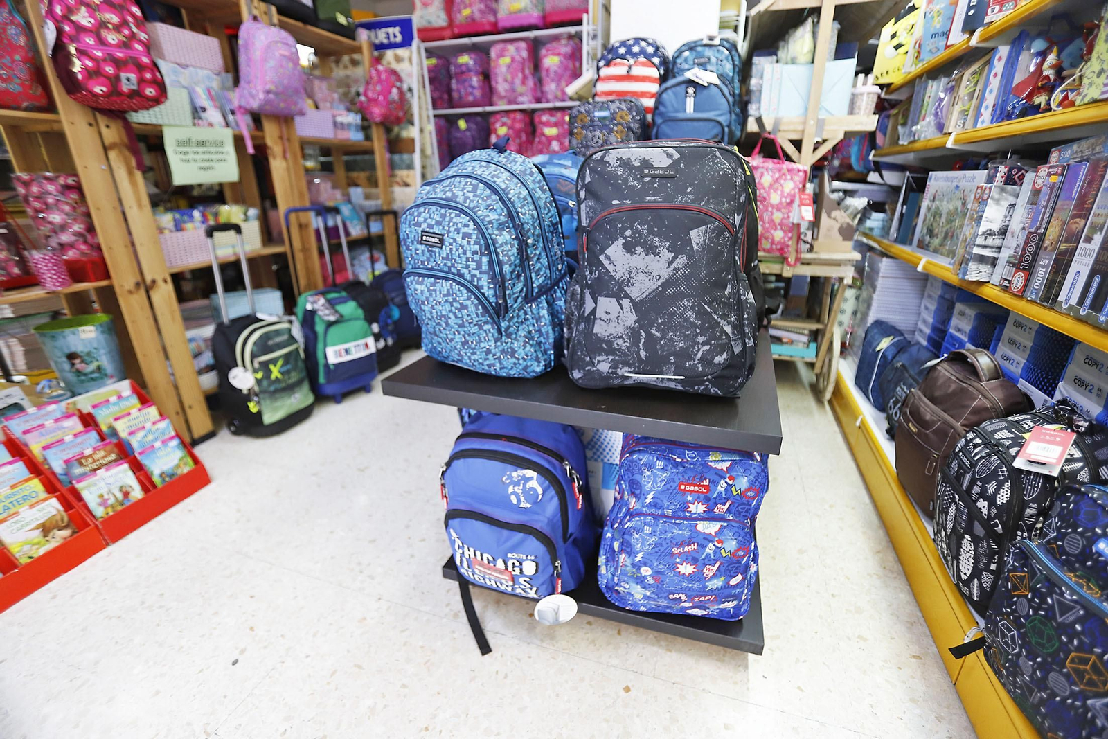 Imágenes de los preparativos del material escolar de la vuelta al cole en Huelva