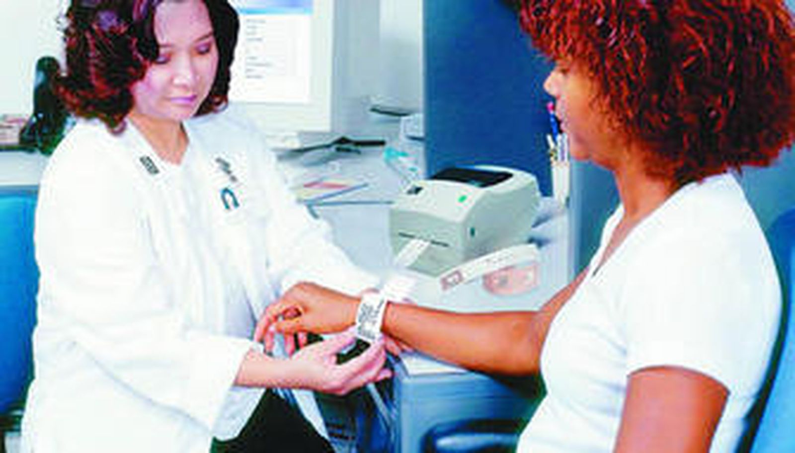 Las etiquetas diseñadas por Nostracom recogen la información del paciente para evitar errores humanos.