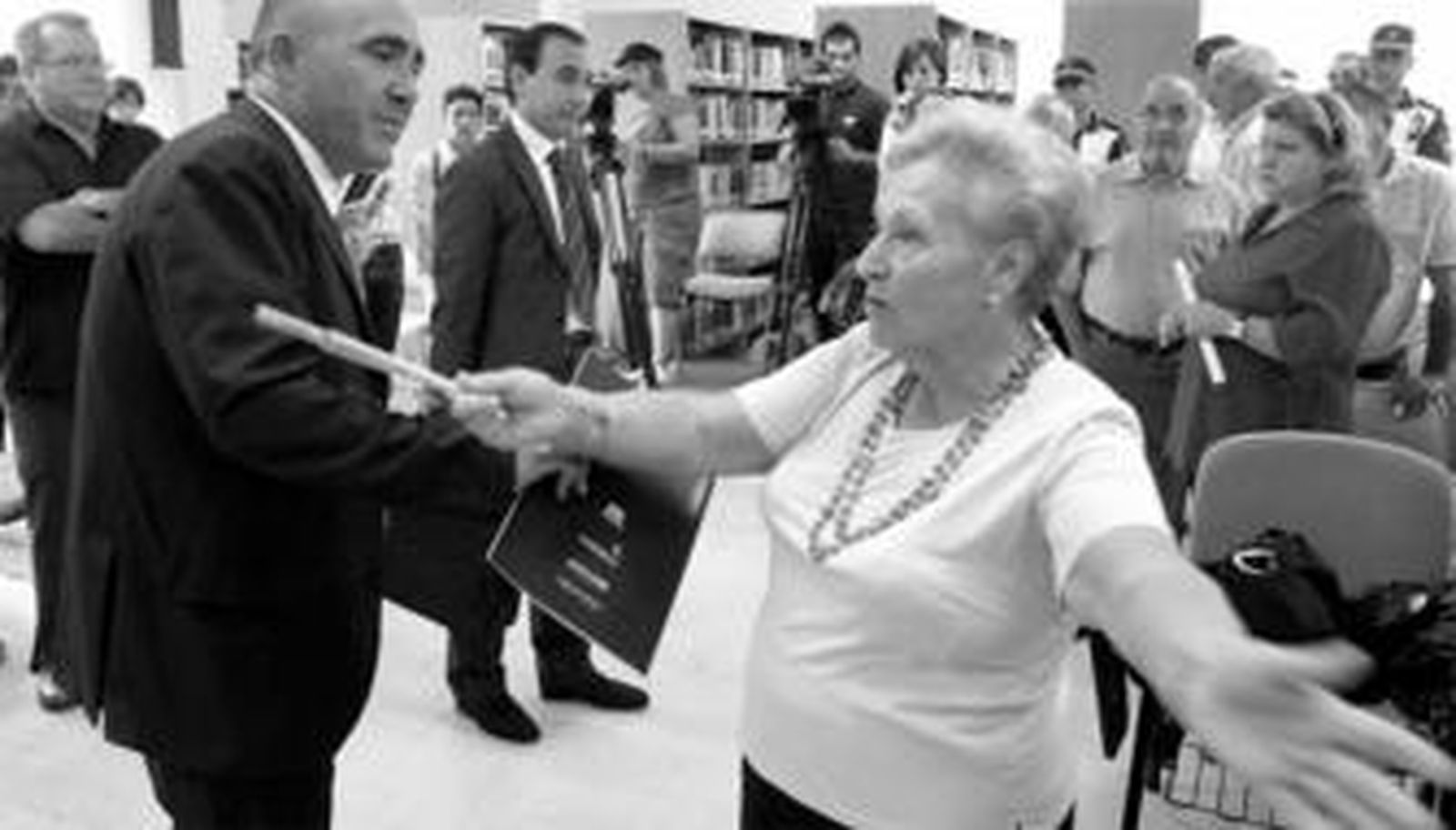 Una de las propietarias afectadas por la reserva demanda la atención del alcalde, tras la finalización del pleno.