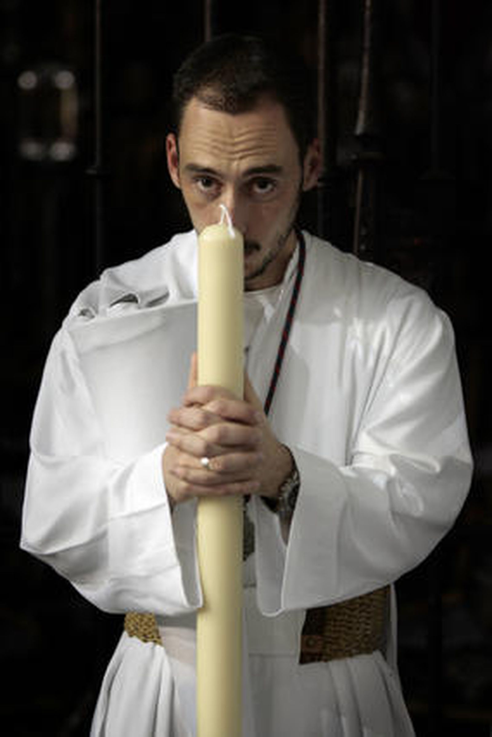 Nuestro Padre Jesús ante Anás y María Santísima del Dulce Nombre salen de San Lorenzo para realizar su Estación de Penitencia. 

Foto: Juan Carlos Muñoz