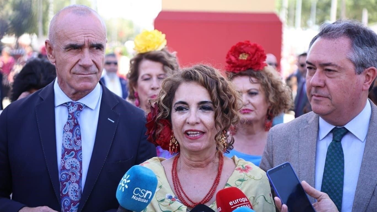 Antonio Muñoz, María Jesús Montero y Juan Espadas, en la Feria de 2023.