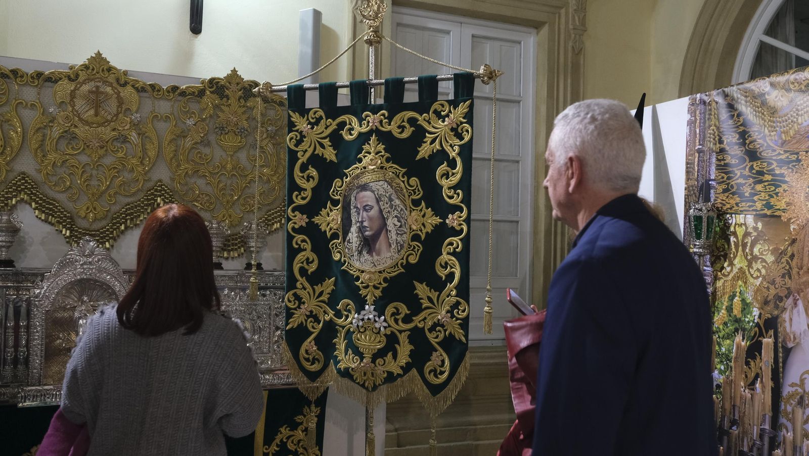 Fotos de la exposición de la Cofradía del Perdón y los Afligidos de Vélez Rubio en la Diputación de Almería