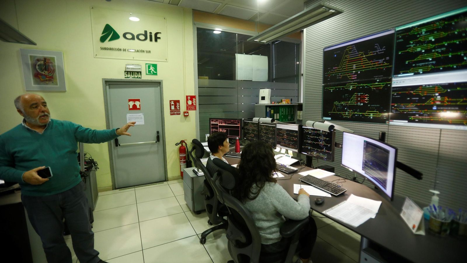 Ángel Molina, técnico de Regulación de Córdoba, muestra los paneles de circulación.