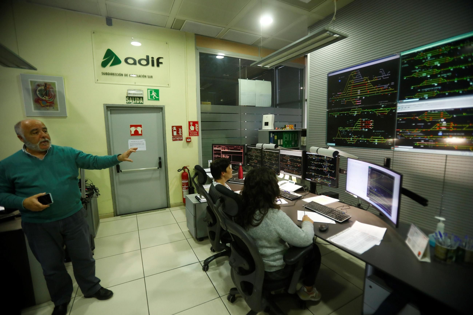 Un día de trabajo en el Centro de Regulación de Circulación de la estación de Córdoba, en imágenes