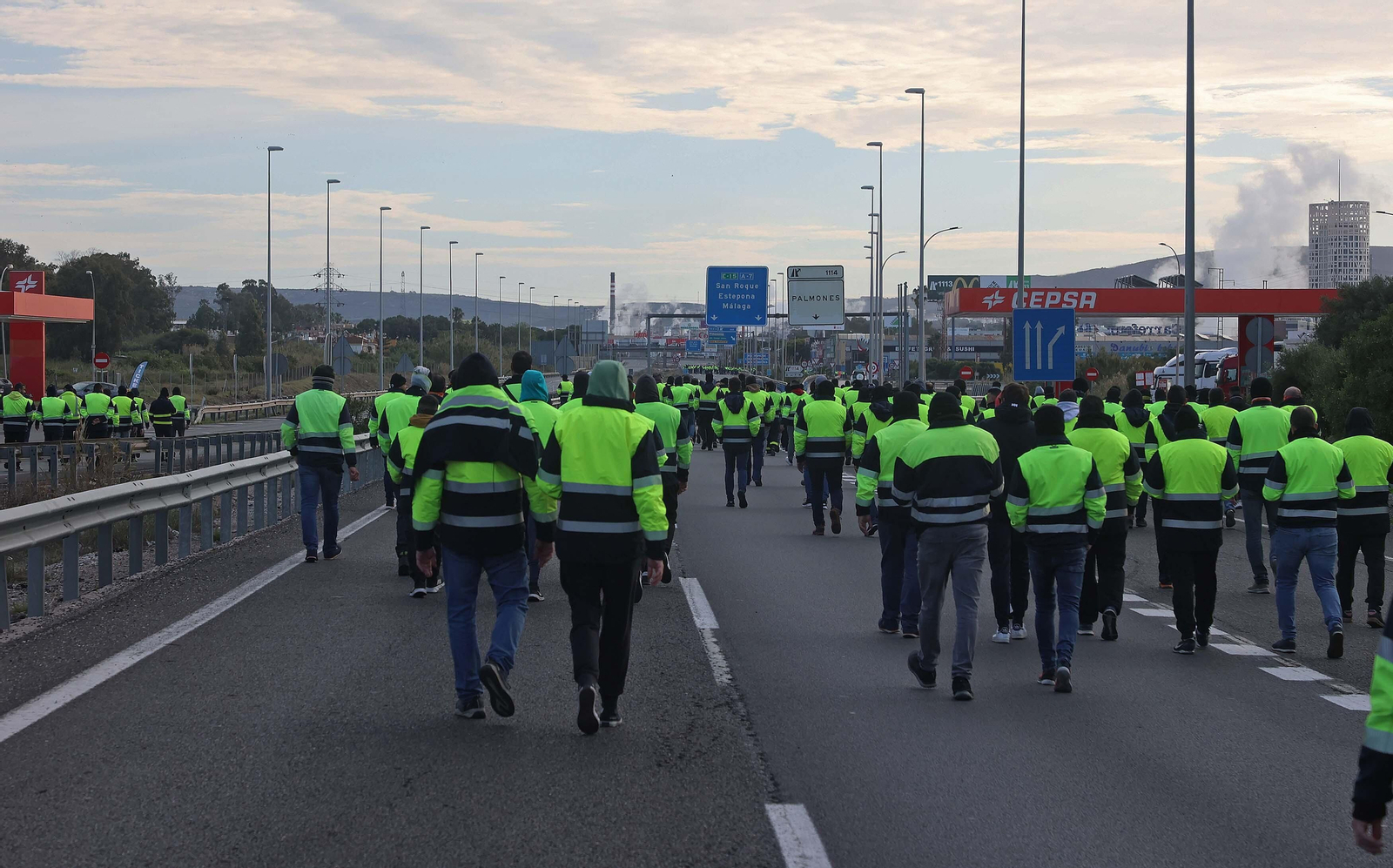 El nuevo corte de la A7 por los huelguistas de Acerinox, en imágenes